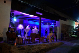 Večerní svatební párty ve stodole (osvětlení v režii klienta)