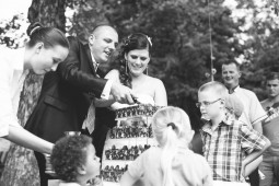 Krájení svatebního dortu ČB