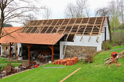 Oprava střechy na stodole (nové latě)