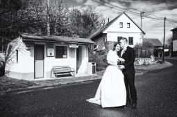 Novomanželské focení náves Blažejovice černobílá fotografie