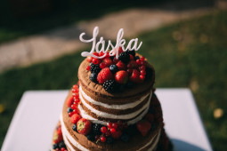 Svatební dort s lesním ovocem